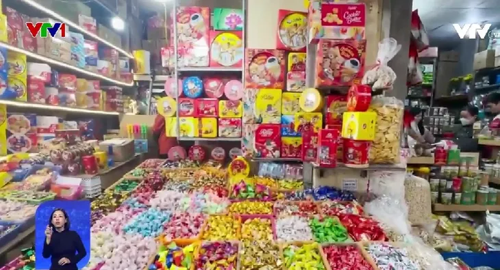 Thị trường bánh kẹo Tết: Tràn lan hàng ngoại không nhãn mác - Ảnh 5. Thị trường bánh kẹo Tết: Tràn lan hàng ngoại không nhãn mác - Ảnh 5.