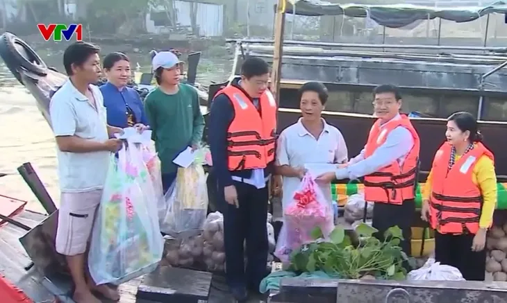 Trao quà Tết cho tiểu thương chợ nổi Cái Răng - Ảnh 1. Trao quà Tết cho tiểu thương chợ nổi Cái Răng - Ảnh 1.