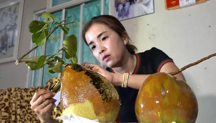 Dừa, bưởi dát vàng chinh phục thị trường Tết - Ảnh 2. Dừa, bưởi dát vàng chinh phục thị trường Tết - Ảnh 2.