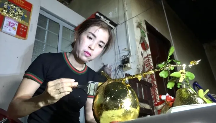 Dừa, bưởi dát vàng chinh phục thị trường Tết - Ảnh 3. Dừa, bưởi dát vàng chinh phục thị trường Tết - Ảnh 3.