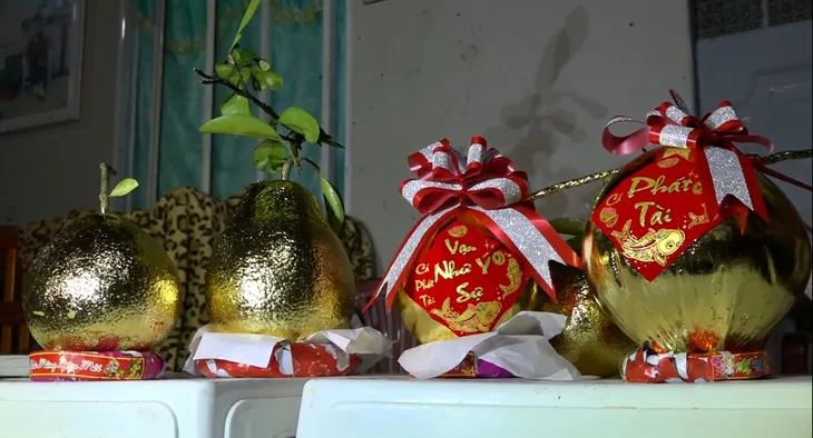 Dừa, bưởi dát vàng chinh phục thị trường Tết - Ảnh 1. Dừa, bưởi dát vàng chinh phục thị trường Tết - Ảnh 1.