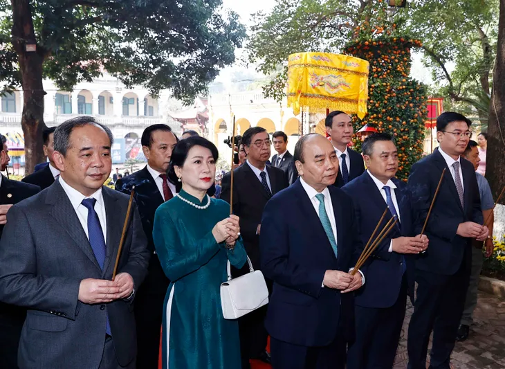 Chủ tịch nước cùng bà con kiều bào dâng hương tại điện Kính Thiên - Ảnh 1. Chủ tịch nước cùng bà con kiều bào dâng hương tại điện Kính Thiên - Ảnh 1.