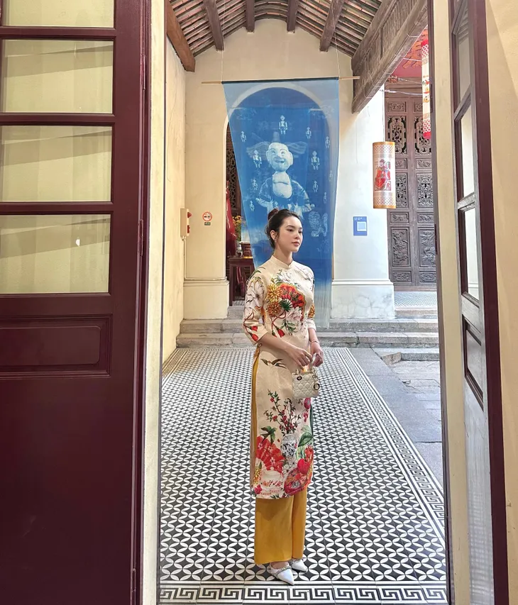 Loạt nữ diễn viên xinh đẹp diện áo dài đón Tết - Ảnh 10. Loạt nữ diễn viên xinh đẹp diện áo dài đón Tết - Ảnh 10.