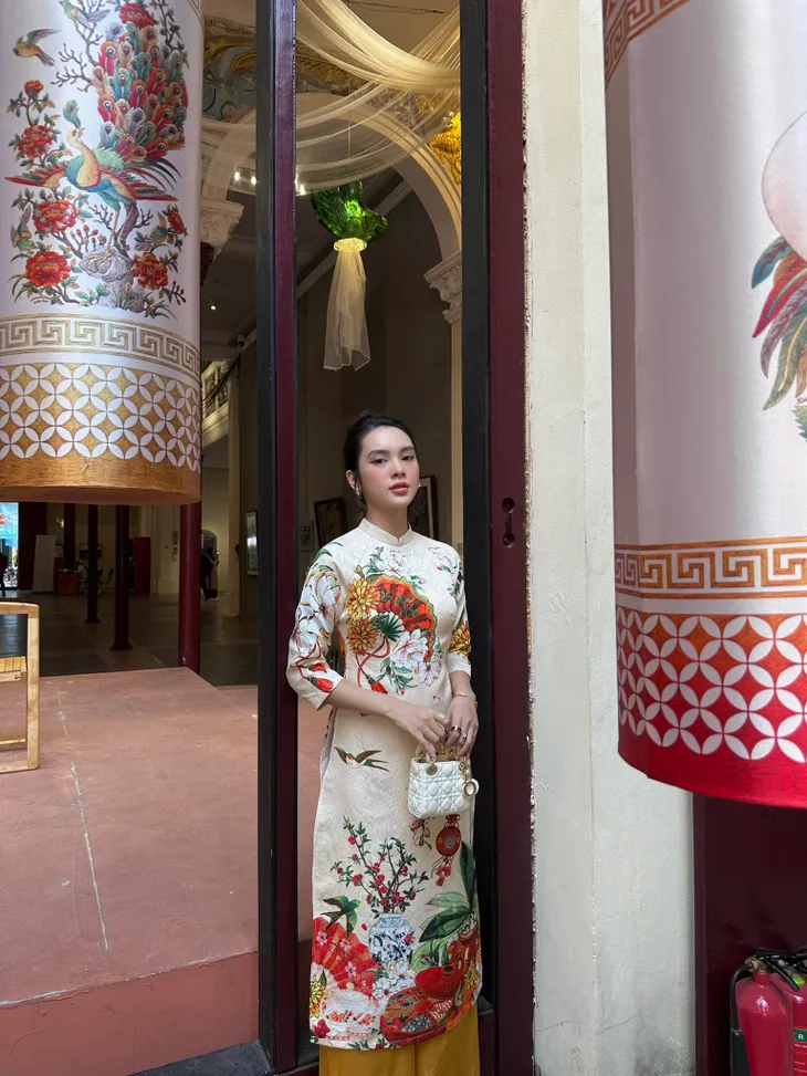 Loạt nữ diễn viên xinh đẹp diện áo dài đón Tết - Ảnh 11. Loạt nữ diễn viên xinh đẹp diện áo dài đón Tết - Ảnh 11.