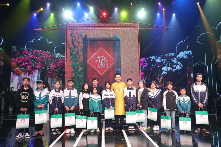 Gala Cặp lá yêu thương: Mang Tết ấm áp đến với những chiếc lá chưa lành - Ảnh 11. Gala Cặp lá yêu thương: Mang Tết ấm áp đến với những chiếc lá chưa lành - Ảnh 11.