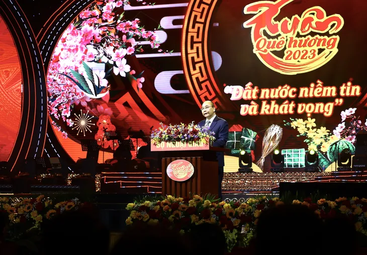 Chủ tịch nước Nguyễn Xuân Phúc dự chương trình nghệ thuật “Xuân Quê hương” 2023 - Ảnh 2. Chủ tịch nước Nguyễn Xuân Phúc dự chương trình nghệ thuật “Xuân Quê hương” 2023 - Ảnh 2.