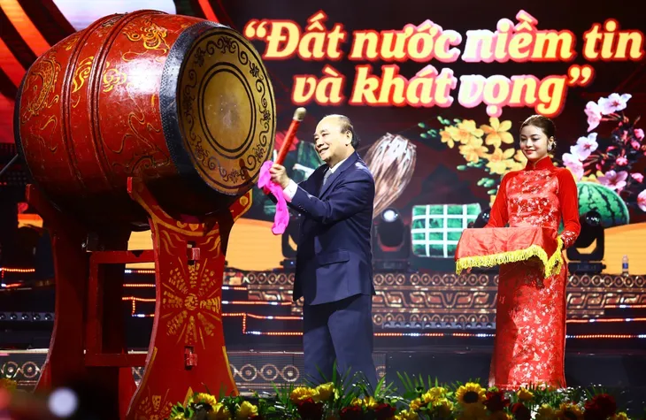Chủ tịch nước Nguyễn Xuân Phúc dự chương trình nghệ thuật “Xuân Quê hương” 2023 - Ảnh 3. Chủ tịch nước Nguyễn Xuân Phúc dự chương trình nghệ thuật “Xuân Quê hương” 2023 - Ảnh 3.