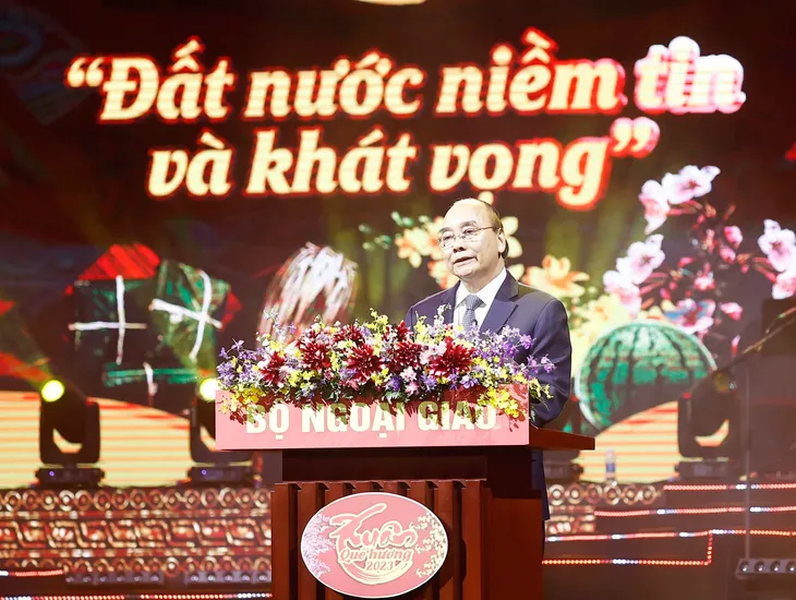 Chủ tịch nước Nguyễn Xuân Phúc dự chương trình nghệ thuật “Xuân Quê hương” 2023 - Ảnh 1. Chủ tịch nước Nguyễn Xuân Phúc dự chương trình nghệ thuật “Xuân Quê hương” 2023 - Ảnh 1.