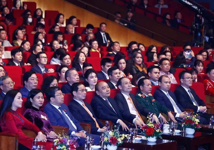 Chủ tịch nước Nguyễn Xuân Phúc dự chương trình nghệ thuật “Xuân Quê hương” 2023 - Ảnh 4. Chủ tịch nước Nguyễn Xuân Phúc dự chương trình nghệ thuật “Xuân Quê hương” 2023 - Ảnh 4.