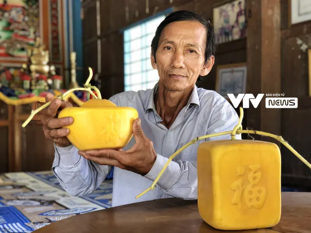 Tạo hình dưa hấu thành thỏi vàng, nông dân thu bạc triệu vụ Tết - Ảnh 1. Tạo hình dưa hấu thành thỏi vàng, nông dân thu bạc triệu vụ Tết - Ảnh 1.