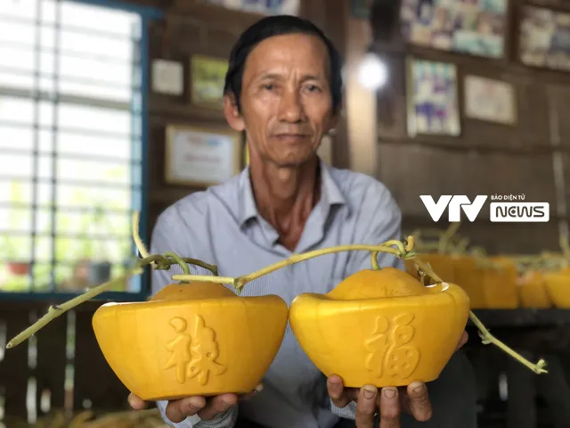 Tạo hình dưa hấu thành thỏi vàng, nông dân thu bạc triệu vụ Tết - Ảnh 2. Tạo hình dưa hấu thành thỏi vàng, nông dân thu bạc triệu vụ Tết - Ảnh 2.