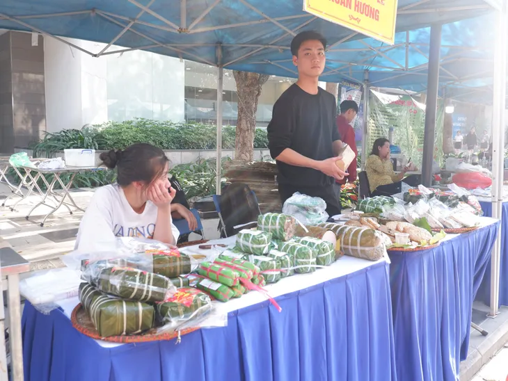 Ngắm sắc Xuân ngập tràn các tòa chung cư tại Hà Nội - Ảnh 5. Ngắm sắc Xuân ngập tràn các tòa chung cư tại Hà Nội - Ảnh 5.