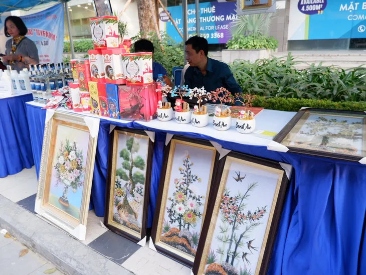 Ngắm sắc Xuân ngập tràn các tòa chung cư tại Hà Nội - Ảnh 4. Ngắm sắc Xuân ngập tràn các tòa chung cư tại Hà Nội - Ảnh 4.