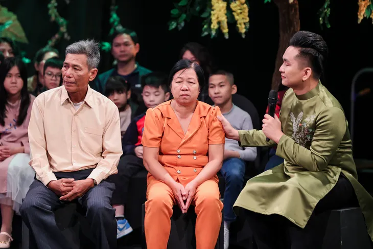 Ái Phương, nhạc sĩ Minh Cà Ri xúc động bật khóc trên sân khấu Cặp lá yêu thương - Ảnh 5. Ái Phương, nhạc sĩ Minh Cà Ri xúc động bật khóc trên sân khấu Cặp lá yêu thương - Ảnh 5.