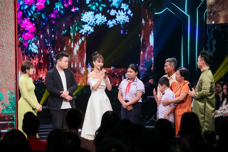 Ái Phương, nhạc sĩ Minh Cà Ri xúc động bật khóc trên sân khấu Cặp lá yêu thương - Ảnh 2. Ái Phương, nhạc sĩ Minh Cà Ri xúc động bật khóc trên sân khấu Cặp lá yêu thương - Ảnh 2.