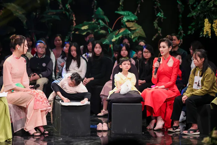 Hoa hậu Lương Thùy Linh, Đỗ Thị Hà nhận đỡ đầu hai em nhỏ Cặp lá yêu thương - Ảnh 2. Hoa hậu Lương Thùy Linh, Đỗ Thị Hà nhận đỡ đầu hai em nhỏ Cặp lá yêu thương - Ảnh 2.