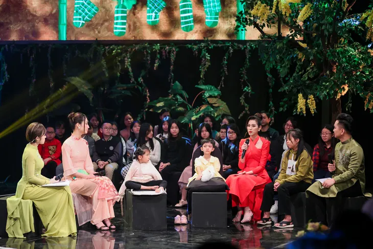 Hoa hậu Lương Thùy Linh, Đỗ Thị Hà nhận đỡ đầu hai em nhỏ Cặp lá yêu thương - Ảnh 4. Hoa hậu Lương Thùy Linh, Đỗ Thị Hà nhận đỡ đầu hai em nhỏ Cặp lá yêu thương - Ảnh 4.