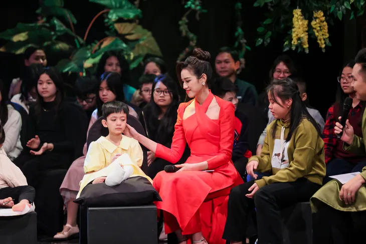Hoa hậu Lương Thùy Linh, Đỗ Thị Hà nhận đỡ đầu hai em nhỏ Cặp lá yêu thương - Ảnh 3. Hoa hậu Lương Thùy Linh, Đỗ Thị Hà nhận đỡ đầu hai em nhỏ Cặp lá yêu thương - Ảnh 3.