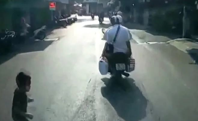Tự ý băng qua đường, bé trai may mắn thoát nạn - Ảnh 1. Tự ý băng qua đường, bé trai may mắn thoát nạn - Ảnh 1.
