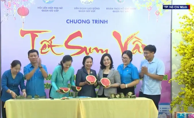 Tết chung vui với nữ công nhân xa quê - Ảnh 2. Tết chung vui với nữ công nhân xa quê - Ảnh 2.