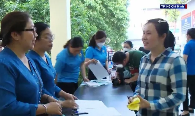 Tết chung vui với nữ công nhân xa quê - Ảnh 1. Tết chung vui với nữ công nhân xa quê - Ảnh 1.