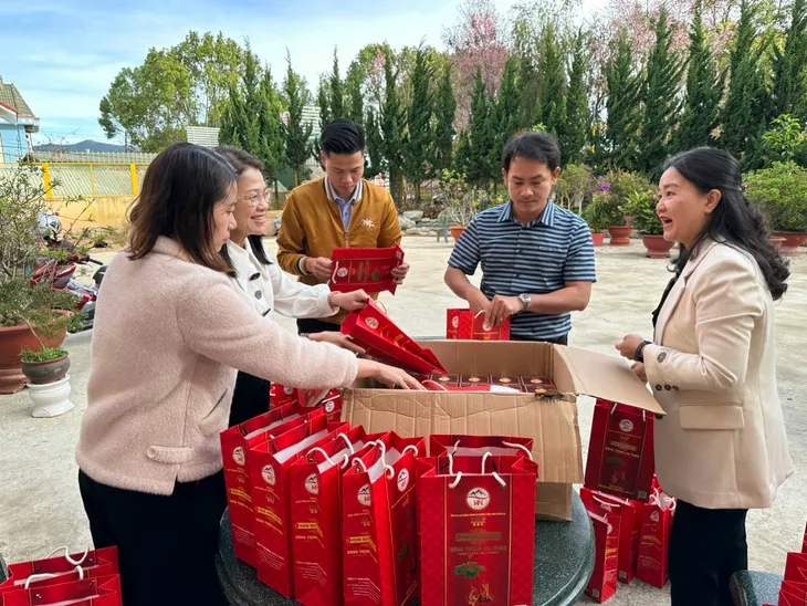 Tết nhân ái: Trao tặng 2.000 bánh chưng xanh cho người nghèo tại Lâm Đồng - Ảnh 10. Tết nhân ái: Trao tặng 2.000 bánh chưng xanh cho người nghèo tại Lâm Đồng - Ảnh 10.