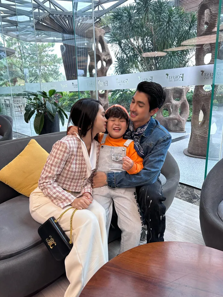 Phim trường tuần qua: Mạnh Trường tình bể tình bên Thùy Anh ở sân golf - Ảnh 5. Phim trường tuần qua: Mạnh Trường tình bể tình bên Thùy Anh ở sân golf - Ảnh 5.