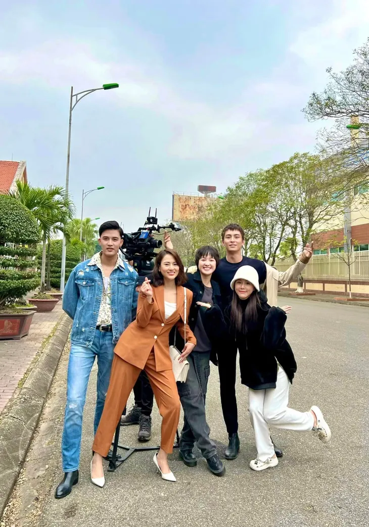 Phim trường tuần qua: Mạnh Trường tình bể tình bên Thùy Anh ở sân golf - Ảnh 8. Phim trường tuần qua: Mạnh Trường tình bể tình bên Thùy Anh ở sân golf - Ảnh 8.