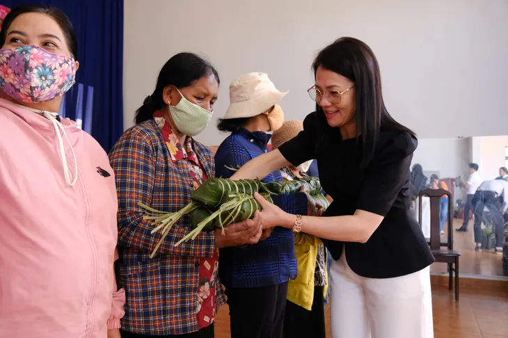 Tết nhân ái: Trao tặng 2.000 bánh chưng xanh cho người nghèo tại Lâm Đồng - Ảnh 11. Tết nhân ái: Trao tặng 2.000 bánh chưng xanh cho người nghèo tại Lâm Đồng - Ảnh 11.