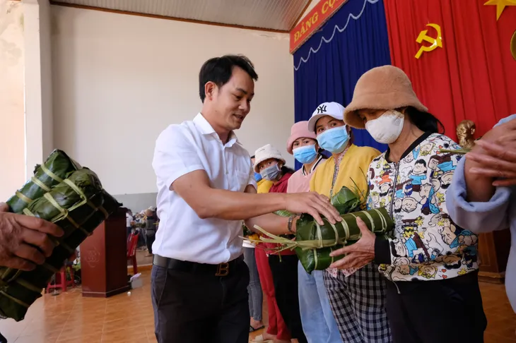 Tết nhân ái: Trao tặng 2.000 bánh chưng xanh cho người nghèo tại Lâm Đồng - Ảnh 2. Tết nhân ái: Trao tặng 2.000 bánh chưng xanh cho người nghèo tại Lâm Đồng - Ảnh 2.