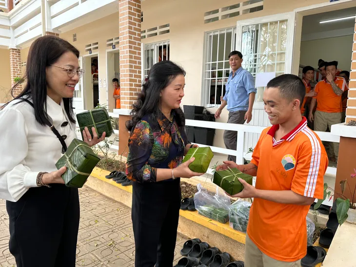 Tết nhân ái: Trao tặng 2.000 bánh chưng xanh cho người nghèo tại Lâm Đồng - Ảnh 1. Tết nhân ái: Trao tặng 2.000 bánh chưng xanh cho người nghèo tại Lâm Đồng - Ảnh 1.