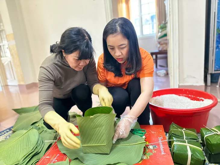 Tết nhân ái: Trao tặng 2.000 bánh chưng xanh cho người nghèo tại Lâm Đồng - Ảnh 9. Tết nhân ái: Trao tặng 2.000 bánh chưng xanh cho người nghèo tại Lâm Đồng - Ảnh 9.