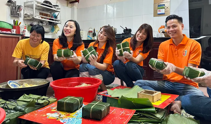 Tết nhân ái: Trao tặng 2.000 bánh chưng xanh cho người nghèo tại Lâm Đồng - Ảnh 7. Tết nhân ái: Trao tặng 2.000 bánh chưng xanh cho người nghèo tại Lâm Đồng - Ảnh 7.