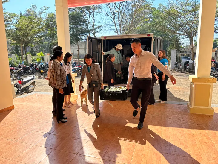 Tết nhân ái: Trao tặng 2.000 bánh chưng xanh cho người nghèo tại Lâm Đồng - Ảnh 8. Tết nhân ái: Trao tặng 2.000 bánh chưng xanh cho người nghèo tại Lâm Đồng - Ảnh 8.