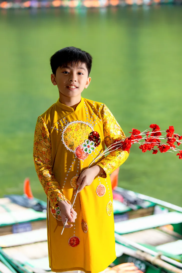 Quán quân Đại sứ Áo dài Trẻ em Việt Nam quảng bá cảnh đẹp Tràng An - Ảnh 6.