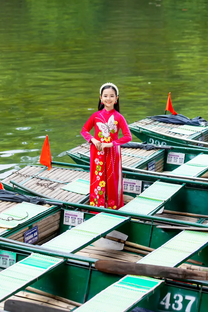Quán quân Đại sứ Áo dài Trẻ em Việt Nam quảng bá cảnh đẹp Tràng An - Ảnh 4.