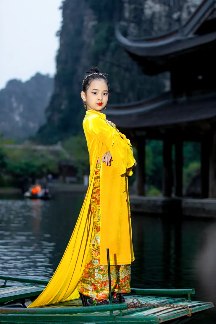 Quán quân Đại sứ Áo dài Trẻ em Việt Nam quảng bá cảnh đẹp Tràng An - Ảnh 3.