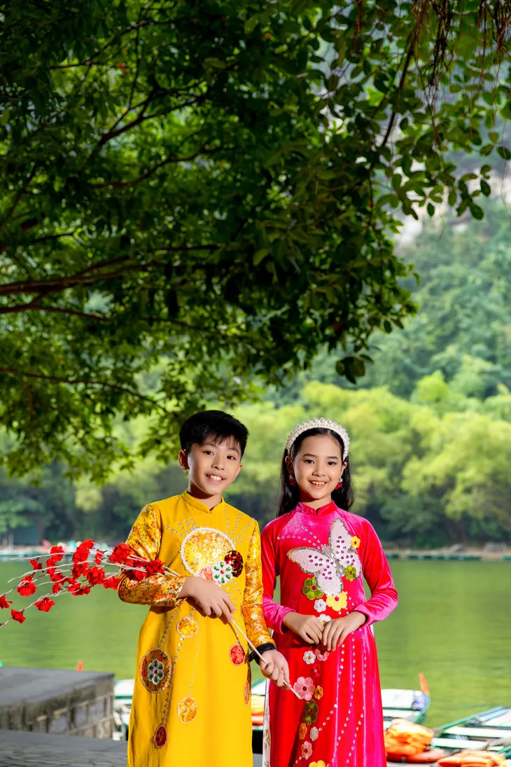 Quán quân Đại sứ Áo dài Trẻ em Việt Nam quảng bá cảnh đẹp Tràng An - Ảnh 1.