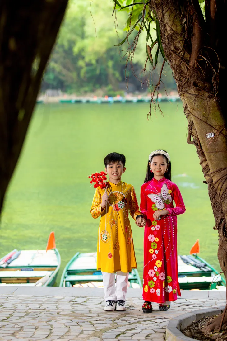 Quán quân Đại sứ Áo dài Trẻ em Việt Nam quảng bá cảnh đẹp Tràng An - Ảnh 2.