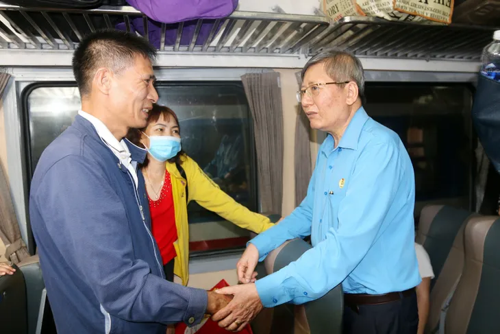 Tiễn công nhân về quê trên chuyến tàu mùa Xuân - Ảnh 4. Tiễn công nhân về quê trên chuyến tàu mùa Xuân - Ảnh 4.