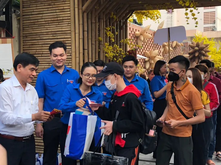 Chuyến xe chở 1.500 công nhân về quê ăn Tết lăn bánh - Ảnh 2. Chuyến xe chở 1.500 công nhân về quê ăn Tết lăn bánh - Ảnh 2.