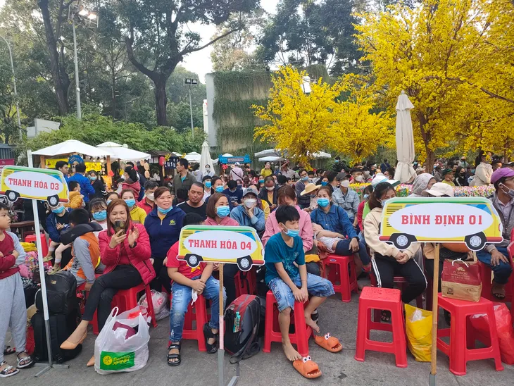 Chuyến xe chở 1.500 công nhân về quê ăn Tết lăn bánh - Ảnh 1. Chuyến xe chở 1.500 công nhân về quê ăn Tết lăn bánh - Ảnh 1.