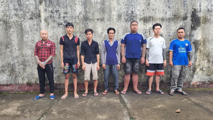 Bắt giam 7 đối tượng mang vũ khí quân dụng đi quậy trường gà - Ảnh 1. Bắt giam 7 đối tượng mang vũ khí quân dụng đi quậy trường gà - Ảnh 1.
