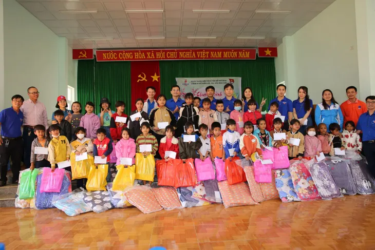 Xuân nghĩa tình Dầu khí – Tết đong đầy yêu thương - Ảnh 7. Xuân nghĩa tình Dầu khí – Tết đong đầy yêu thương - Ảnh 7.