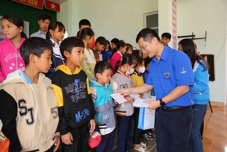 Xuân nghĩa tình Dầu khí – Tết đong đầy yêu thương - Ảnh 8. Xuân nghĩa tình Dầu khí – Tết đong đầy yêu thương - Ảnh 8.