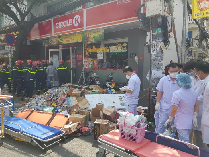 TP Hồ Chí Minh: Sập trần cửa hàng tiện lợi, nhiều người mắc kẹt - Ảnh 3. TP Hồ Chí Minh: Sập trần cửa hàng tiện lợi, nhiều người mắc kẹt - Ảnh 3.