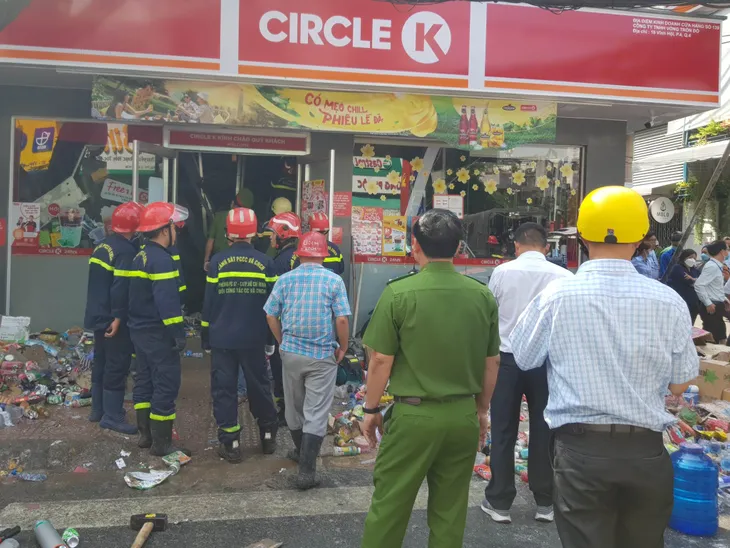 TP Hồ Chí Minh: Sập trần cửa hàng tiện lợi, nhiều người mắc kẹt - Ảnh 4. TP Hồ Chí Minh: Sập trần cửa hàng tiện lợi, nhiều người mắc kẹt - Ảnh 4.