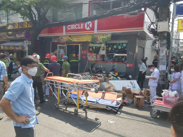 TP Hồ Chí Minh: Sập trần cửa hàng tiện lợi, nhiều người mắc kẹt - Ảnh 2. TP Hồ Chí Minh: Sập trần cửa hàng tiện lợi, nhiều người mắc kẹt - Ảnh 2.
