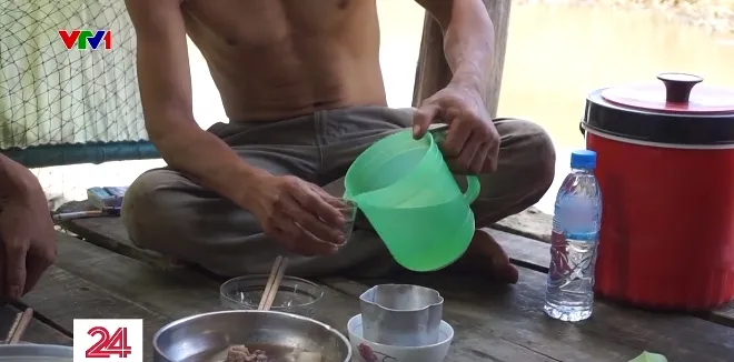 Cảnh báo ngộ độc rượu ngày Tết - Ảnh 2. Cảnh báo ngộ độc rượu ngày Tết - Ảnh 2.