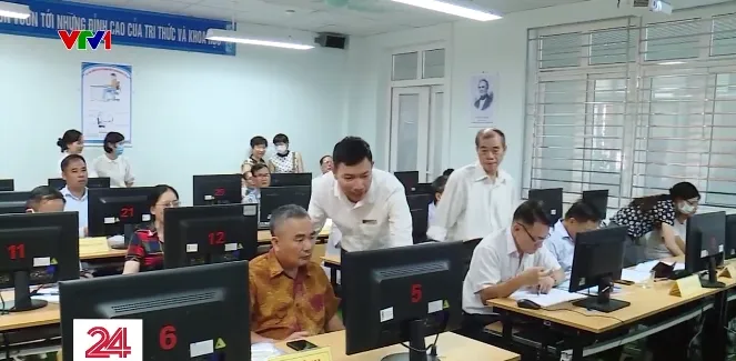 Người cao tuổi thích nghi với chuyển đổi số - Ảnh 2. Người cao tuổi thích nghi với chuyển đổi số - Ảnh 2.
